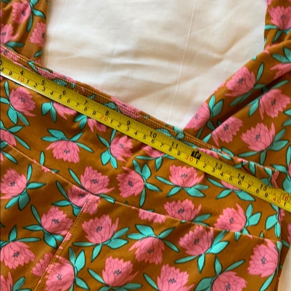 (Tall & Curvy) LuLaroe Water Lily Leggings - Picture 5 of 5